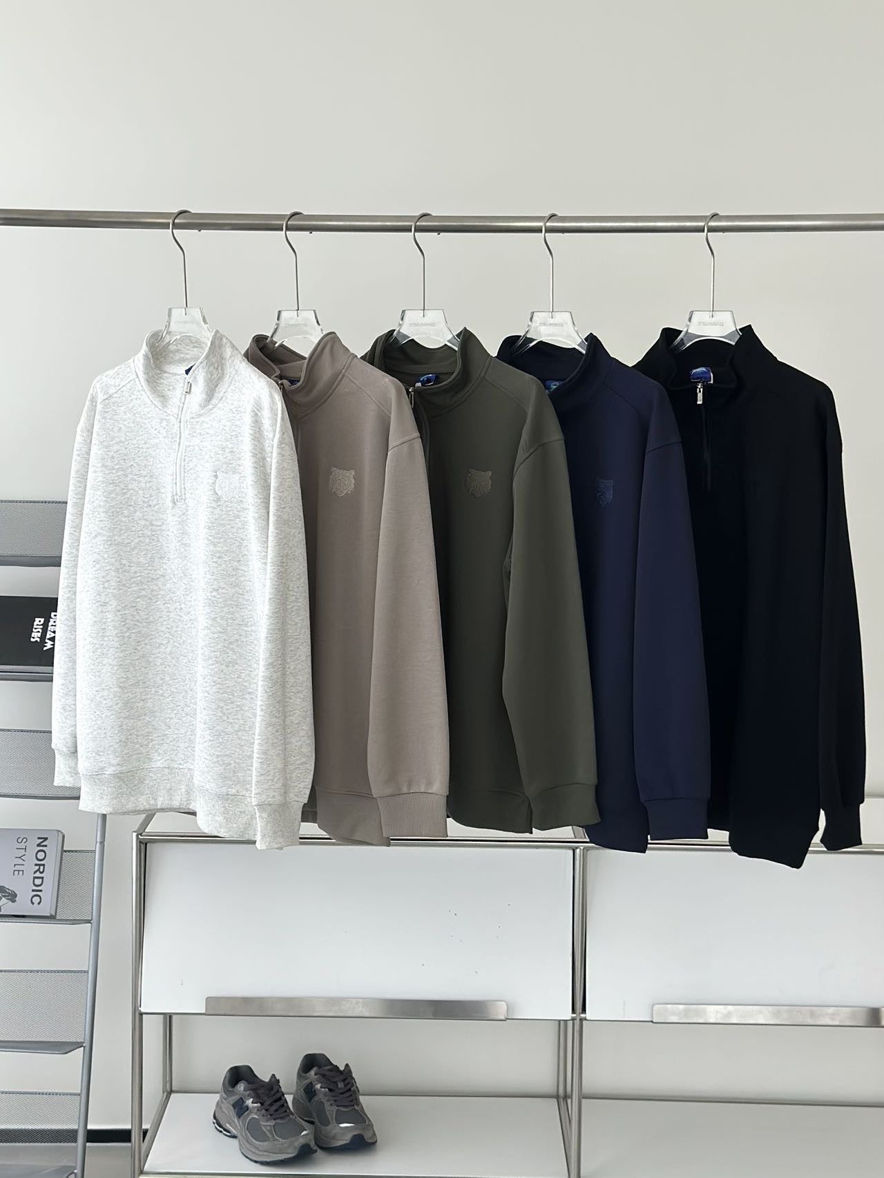 Retro Embroidered Half-placket Stand-up Collar Sweatshirt